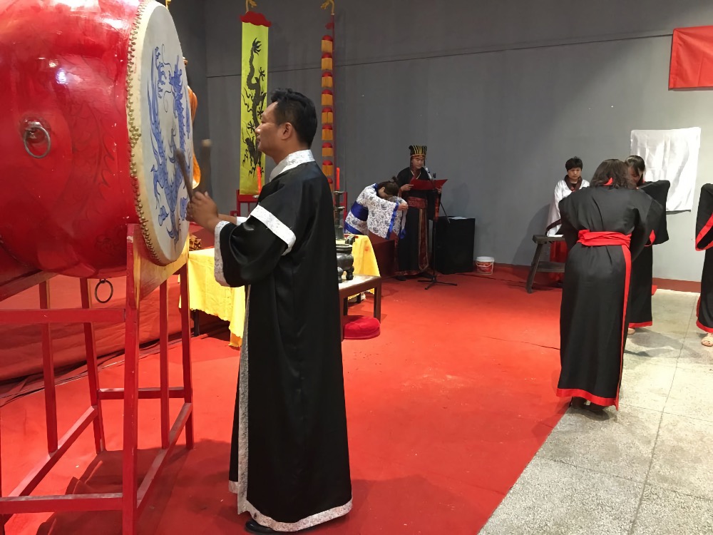 Teachers and students take part in a Confucius appreciation ceremony